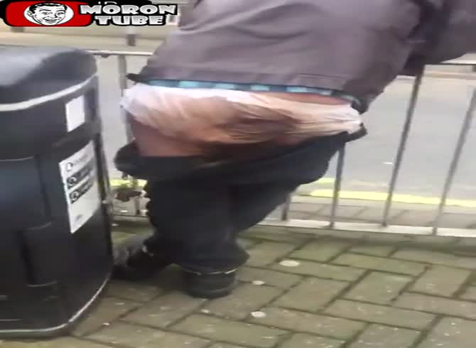 Video :London a man walks around with his pants full of shit